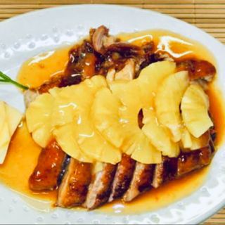 Pato asado con piña en almíbar