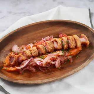 Torreznos melosos y mojo rojo