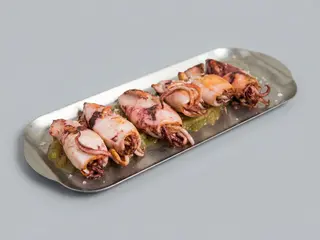 Chipironcitos a la plancha con encebollado y ajada