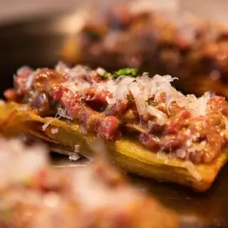 Montadito de milhoja de patata y Steak Tartar de Vaca (4 Uds)