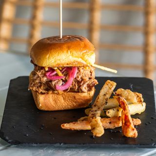 Brioche de costilla melosa a baja temperatura con salsa BBQ especiada  y cebolla encurtida