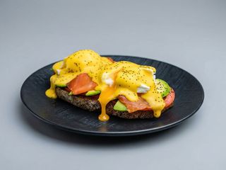 Huevos Benedict Con Salmón