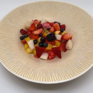 Fresh seasonal fruit plate GF (V)