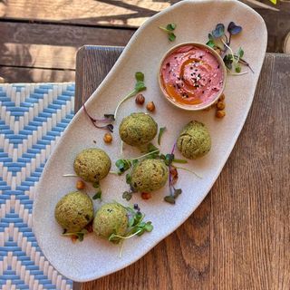 Falafel con Hummus Rojo