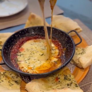 Queso Provolone con salsa de tomate con focaccia