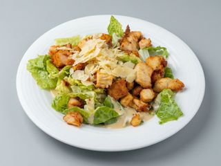 Menú Ensalada Caesar  con pollo + bebida