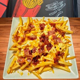 Patatas fritas con beicon y queso