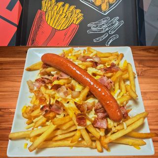 Patatas fritas con beicon, queso y salchicha a elegir