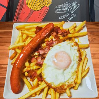 Patatas fritas con beicon, queso, huevo frito y salchicha a elegir