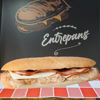 Bocadillo de lomo, beicon y queso
