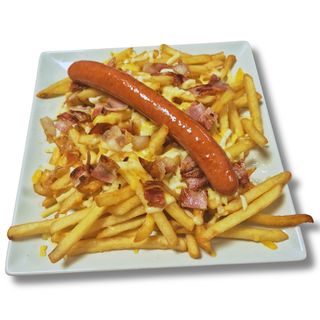 Patatas fritas con beicon, queso y salchicha a elegir