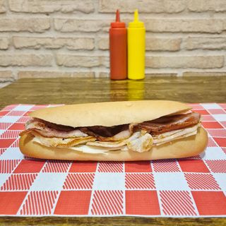 Bocadillo de lomo, queso y bacon