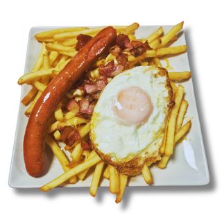Patatas fritas con beicon, queso, huevo frito y salchicha a elegir