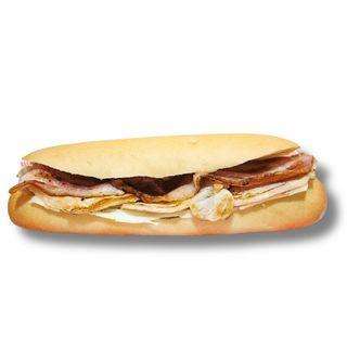 Bocadillo de lomo, beicon y queso