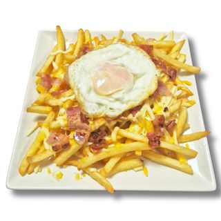 Patatas fritas con beicon, queso y huevo frito