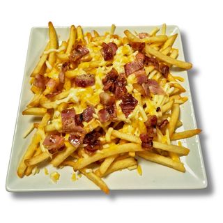 Patatas fritas con beicon y queso