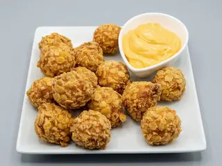 Bolitas de queso con jalapeños