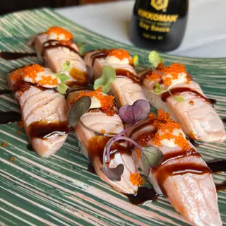 Niguiri de salmón flambeado con tobiko