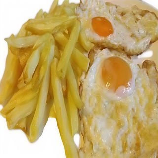 Huevos fritos con patatas (2 uds.)