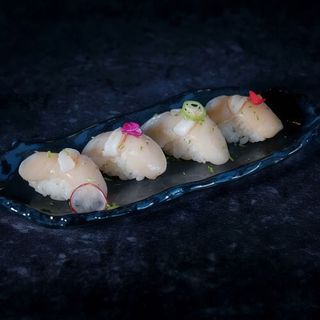 Hotate Nigiri (2 Pzs.)