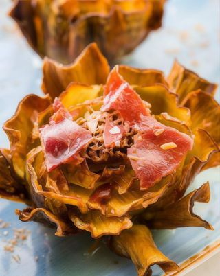 Alcachofas crujientes con virutas de jamón ibérico y lascas de foie (4 Uds)