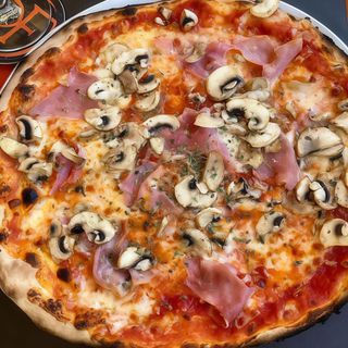 Pizza Prosciutto e Funghi