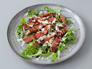 Tagliata de carne con rúcula y parmesano