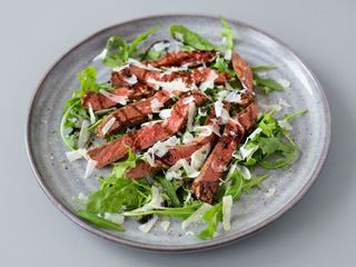 Tagliata de carne con rúcula y parmesano
