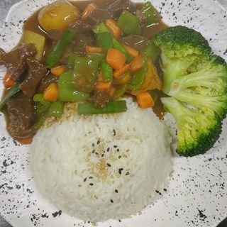 S7 Arroz con carne de ternera estofada en salsa roja con patata