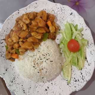 S17 Arroz con pollo ai curry encima