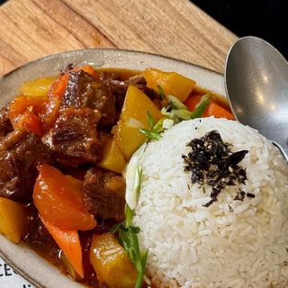 S5 arroz con carne de ternera y tomate encima