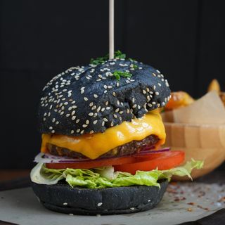 Burger Wagyu con cheddar y patatas fritas