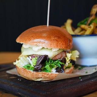 Burger con Mayonesa de trufas y patatas fritas