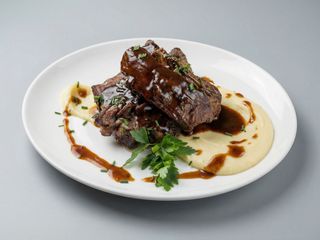 Costilla De Vaca Vieja A Baja Temperatura y patatas fritas