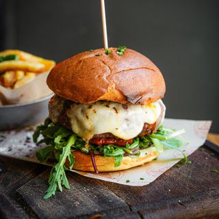 Hamburguesa  Con Provolone Y Chimichurri y patatas fritas
