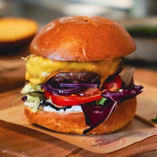 Hamburguesa Nebraska Con Foie y patatas fritas