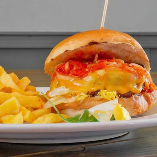 Hamburguesa picante y patatas fritas