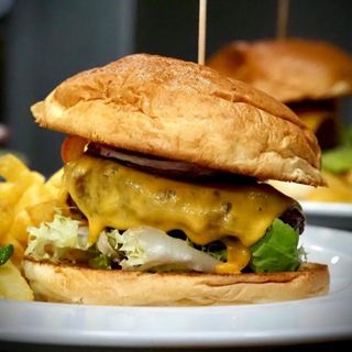 Hamburguesa clásica y patatas fritas