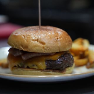 Hamburguesa BBQ y patatas fritas
