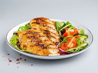 Pechuga de pollo de corral a la plancha con arroz  y ensalada +1 Acuario