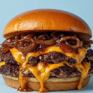Gol en las Gaunas (Queso Cheddar,Cebolla Caram,Salsa Cheff,Bacon,Pepinillo)