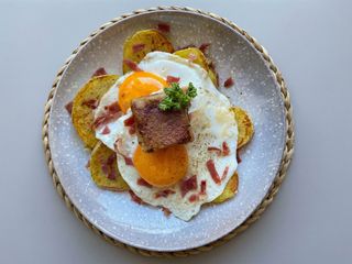 Huevos rotos al foie