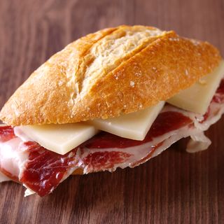 Booncata de jamón de bodega más queso