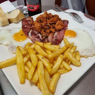 Huevos Fritos Con Picadillo de Anguiano