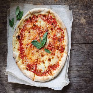 OFERTA 1 pizza margherita + 1 pizza pepperoni picante