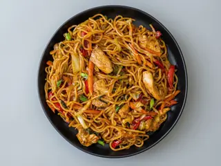Noodles Yakisoba con Pollo y Verduras