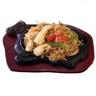 Espaguetis chinos a la plancha de mariscos