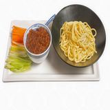 Espaguetis chinos con salsa de pekin