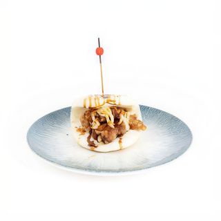 Bao De Karaage De Pollo, Cebolla Frita, Sésamo Y Mahonesa Japonesa
