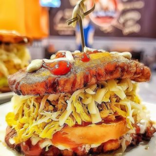 Patacón con pollo desmenuzado